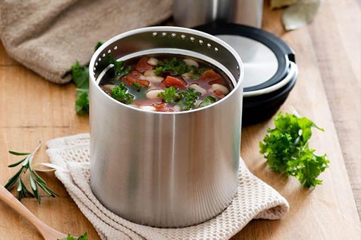 Sommerliche Minestrone mit buntem Gemüse