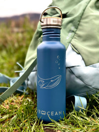 Edelstahl Trinkflasche Classic Pro Ocean gravierter Wal 800ml Bambus-Schraubverschluss